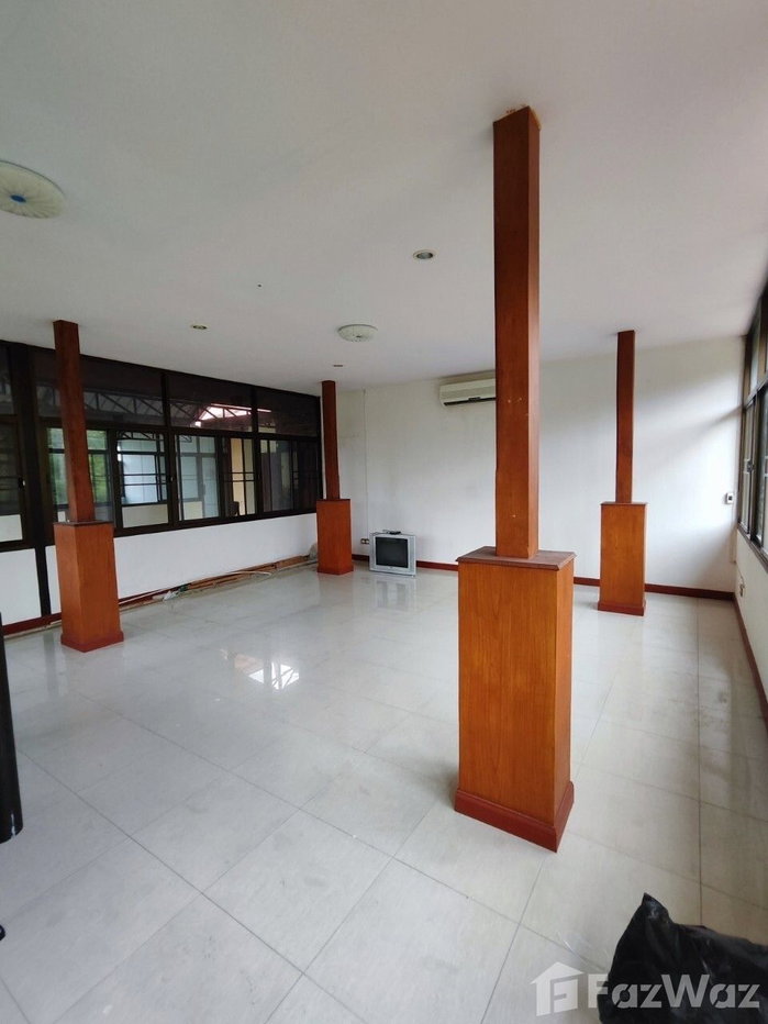 รูป หลังเเรกใกล้ป้อมยามทางเข้าออกหมู่บ้าน 2015288 - รูปที่ 9/66