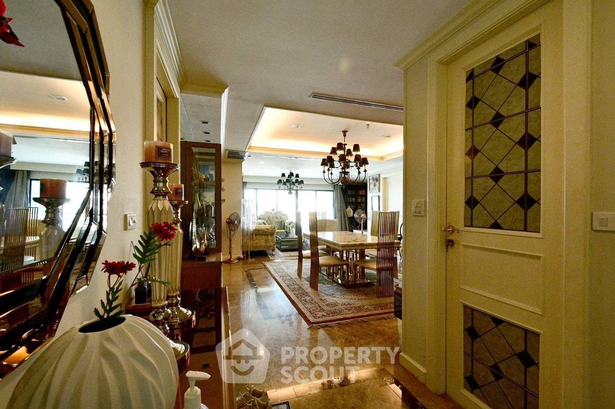 picture 3-BR Condo At Sathorn Gardens, 33rd-Floor | MRT Silom (ID 3041428) - 2/4
