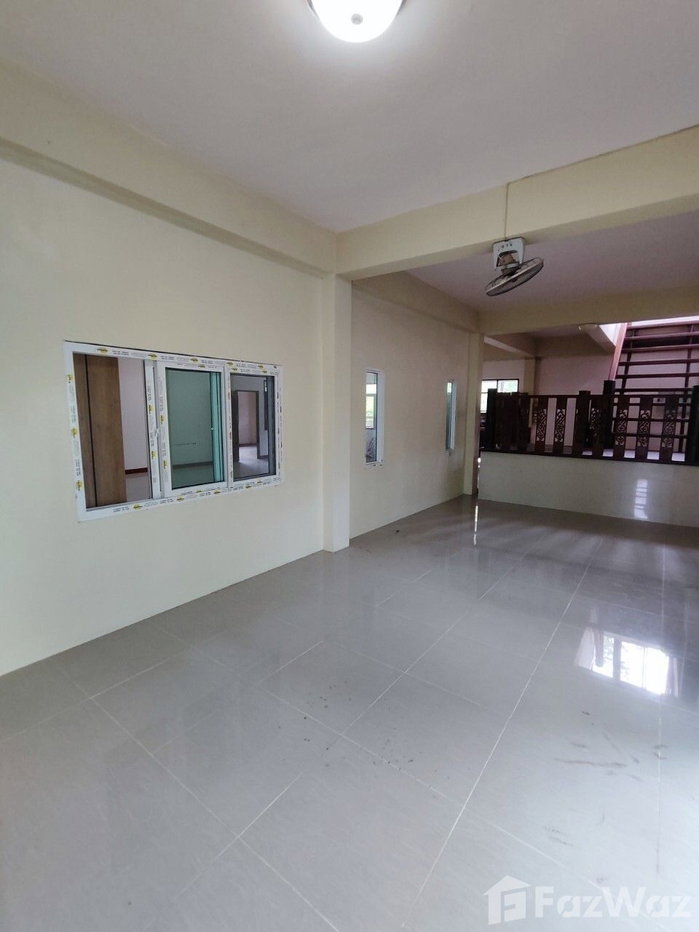 รูป หลังเเรกใกล้ป้อมยามทางเข้าออกหมู่บ้าน 2015288 - รูปที่ 30/66