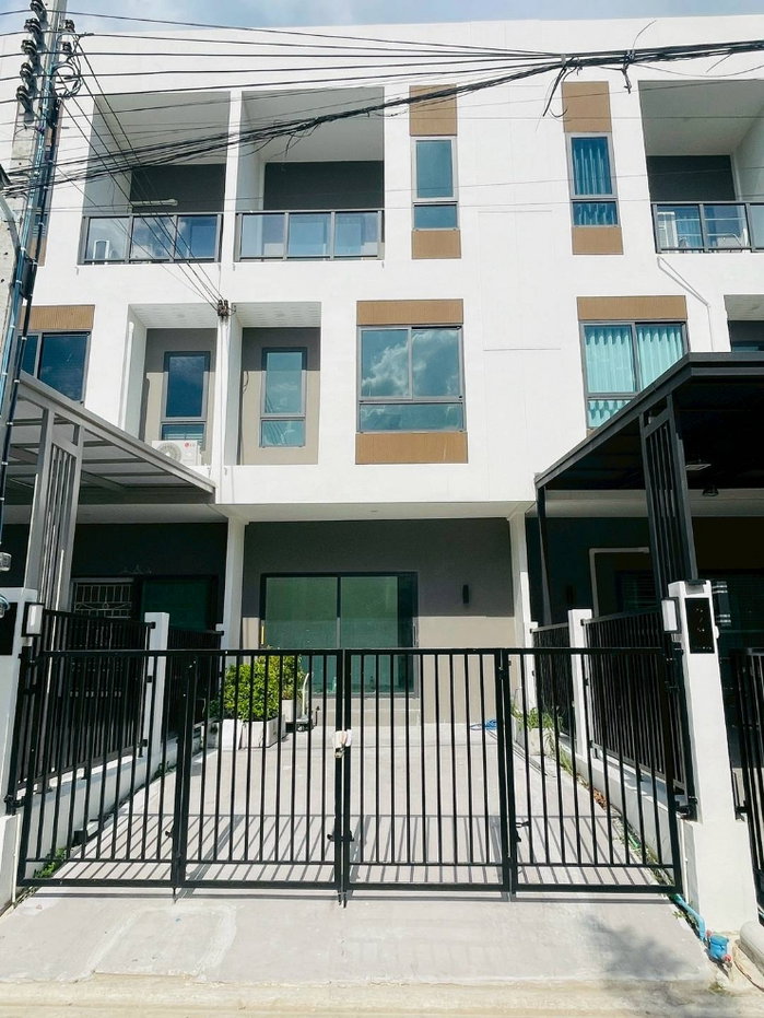 รูป ทาวน์โฮมสร้างใหม่   3 ชั้น  พร้อมอยู่  ซอยพระแม่การุณย์ ใกล้โรงเรียนพหฤทัยนนทบุรี เพียง 500 เมตร เหลือหลังสุดท้าย ไม่มีค่าส่วนกลาง ทำเลดีใกล้ดอนเมือง  - รูปที่ 1/13