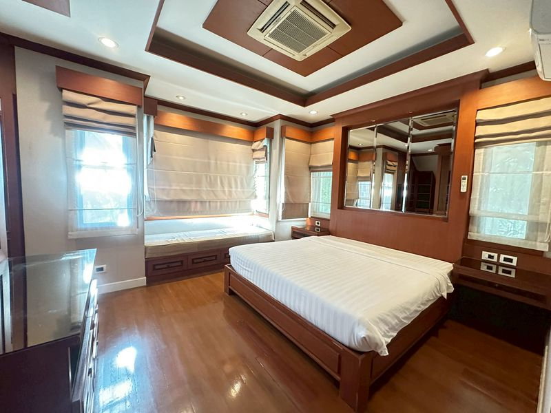 รูป บ้านเดี่ยวพร้อมสระว่ายน้ำส่วนตัว ใกล้เทอมินอบ21 ราคาเช่า 75,000 บาท/เดือน - รูปที่ 9/19