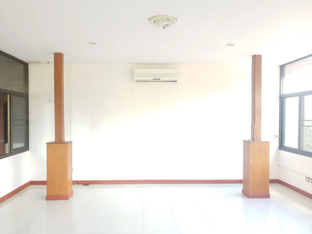 รูป หลังเเรกใกล้ป้อมยามทางเข้าออกหมู่บ้าน 2015288 - รูปที่ 63/66