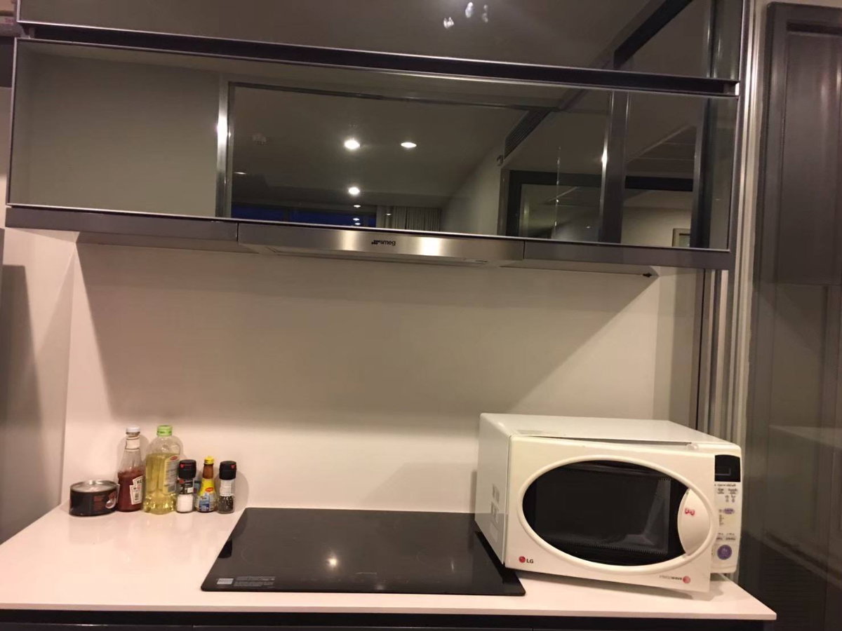 รูป The Room Rama 4【𝐒𝐄𝐋𝐋 & 𝐑𝐄𝐍𝐓】🔥ห้องดีไซน์โปร่งโล่ง ไซส์ใหญ่ พร้อมกระจกบานใหญ่เต็มผนัง ชมวิวเมืองได้จุใจ🔥 ติดต่อไลน์ไอดี: @hacondo - รูปที่ 4/7