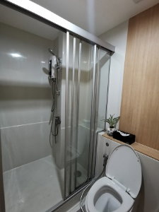 รูป ให้เช่า ห้องสวย แอสปาย สาทร  ท่าพระ (aspire sathorn thapra)  ติด BTS ตลาดพลู   พร้อมเฟอร์+ เครื่องซักผ้า +ห้อง 31 ตรม. เพียง 12,000 บาท   - รูปที่ 13/16