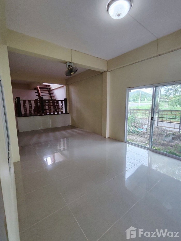 รูป หลังเเรกใกล้ป้อมยามทางเข้าออกหมู่บ้าน 2015288 - รูปที่ 31/66