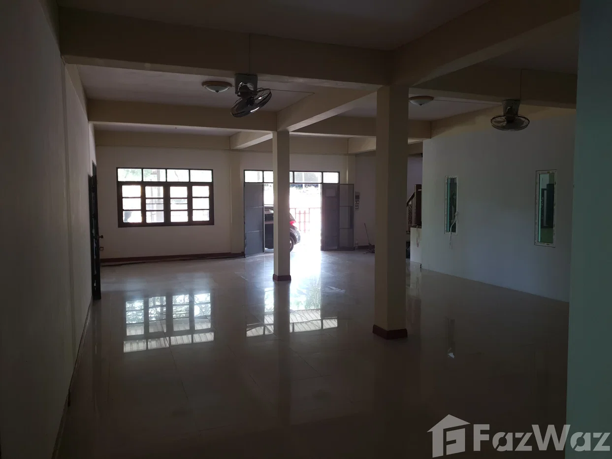 รูป หลังเเรกใกล้ป้อมยามทางเข้าออกหมู่บ้าน 2015288 - รูปที่ 61/66