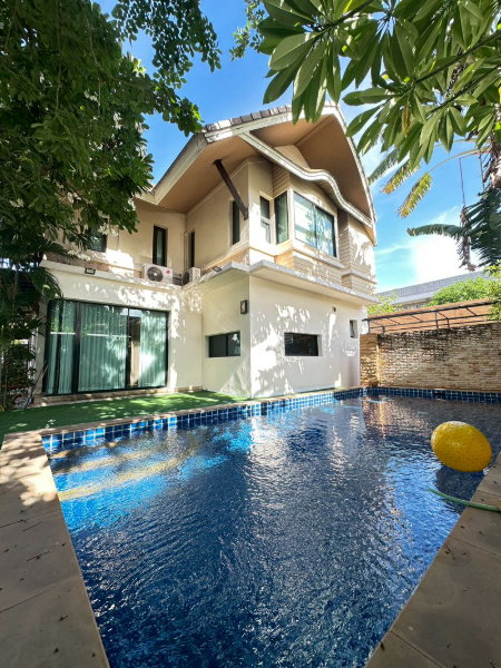 รูป บ้านเดี่ยวพร้อมสระว่ายน้ำส่วนตัว ใกล้เทอมินอบ21 ราคาเช่า 75,000 บาท/เดือน - รูปที่ 2/19