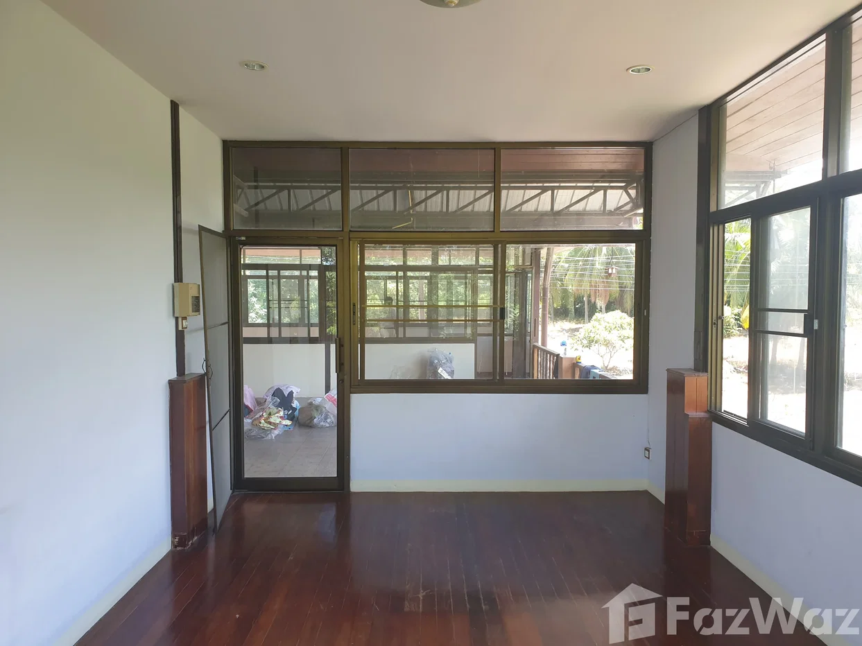 รูป หลังเเรกใกล้ป้อมยามทางเข้าออกหมู่บ้าน 2015288 - รูปที่ 42/66