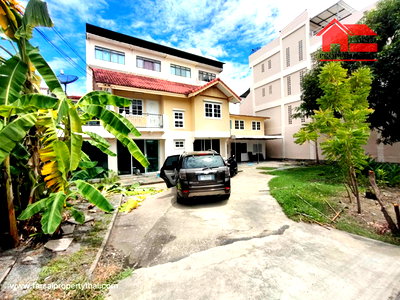 Houses for rent Srinagarindra Road : 2-storey detached house for rent,  featuring 4 bedrooms and 4 bathrooms. Fully furnished and air-conditioned. Located on Sukhumvit 103 (Soi Udom Suk), 
