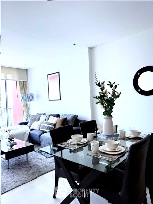 Condos for sale : 2-BR Condo Fullerton Sukhumvit, High-Floor 25th, 400m to BTS Ekkamai (ID 2742230)
