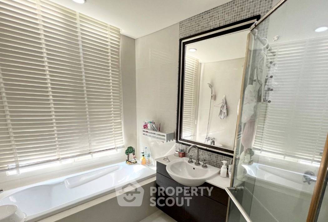 picture Pet-Friendly 2-BR Condo, Watermark Chaophraya, 19th-Floor near BTS Krung Thon Buri (ID 3041395) - 4/7
