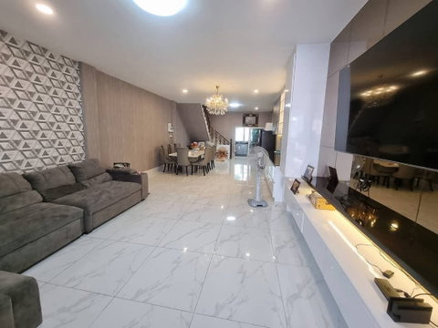 For rent Townhome, 4 floors, area near MRT Sutthisan, only 450 meters (TH6910)