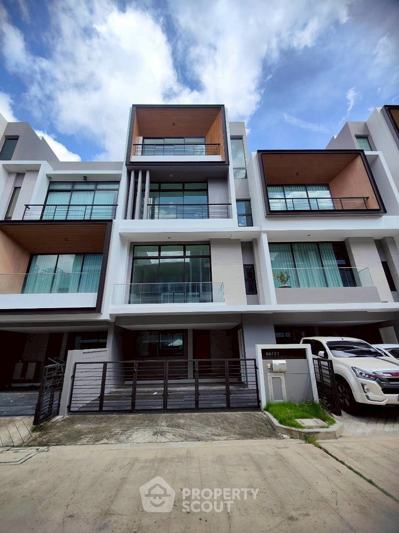 Townhouses for sale : 3-BR Townhouse For Sale At Nirvana Define Srinakarin-Rama 9 (Saphan Sung) (ID 3043700)