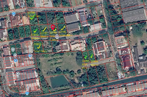 Selling leveled land plots in Lak Song Niwet Village, not far from MRT Lak Song. Several plots available for ownership.