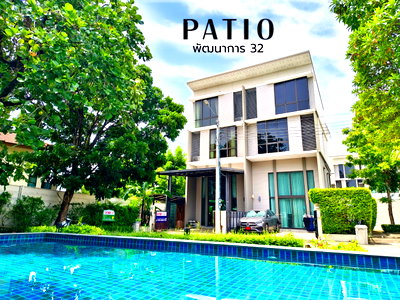 Townhouses for sale Phatthanakan Road : Luxury townhome for sale, Patio Pattanakarn 32, pool view, 33.6 sq.wah, 8.3 million baht. Corner unit, 3.5 stories