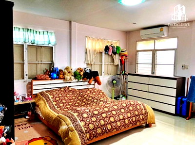 Houses for sale Ramkhamhaeng Road : Detached House with Land for Sale – Soi Ramkhamhaeng 130  2-Storey Detached House  Land Area: 55 Sq. Wah (Approx. 220 Sq.m.) 5 Bedrooms 2 Bathrooms