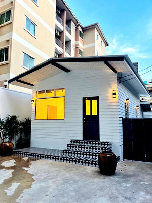 Houses for rent Charoen Krung Road : Newly built, fully furnished house for rent near BTS Surasak station.