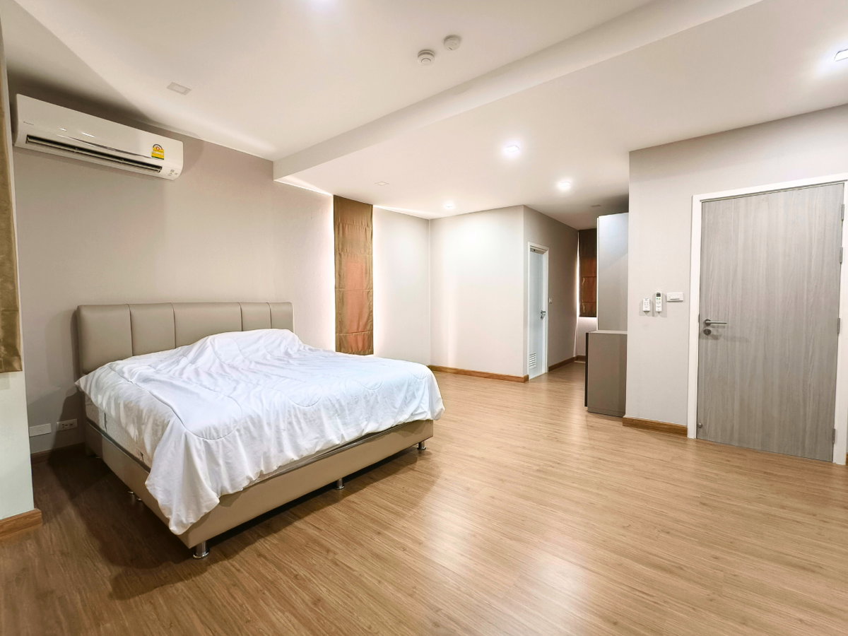 รูป ขาย ทาวน์โฮมหรู Patio พัฒนาการ 32 หน้าสระน้ำ 33.6ตร.ว. 8.3 ล้านบาท หลังริม 3.5 ชั้น 3ห้องนอน 3ห้องน้ำ เข้าออกได้หลายทาง - รูปที่ 10/24