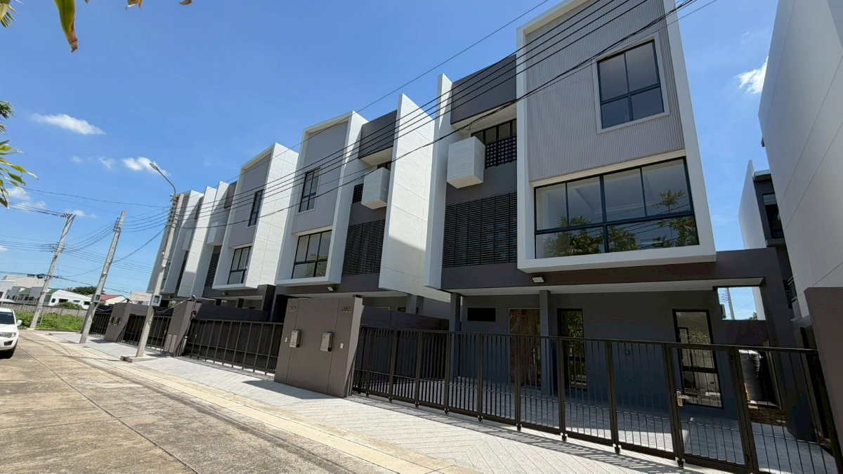 รูป ขาย บ้าน 3 ชั้น ลาดพร้าว 101 ใกล้ รถไฟฟ้า สายสีเหลือง เพียง 850 เมตร - รูปที่ 10/11