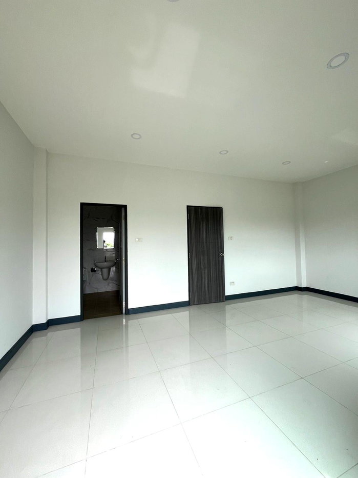 รูป ขายบ้านเดี่ยว 2 ชั้น บ้านพร้อมอยู่ ทำเลชานเมือง บรรยากาศเงียบสงบ เดินทางสะดวก ใกล้ตลาด ห้างสรรพสินค้า และโรงเรียนนานาชาติ  #C5MG100781 - รูปที่ 3/22