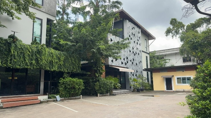 picture ðĢðĢFor rent Garden Office & Waterfront Space 3-stories Sukhumvit 105 (Typing 0974164645, Line: JKJK4645 instead of clicking the blue/green button) - 3/37