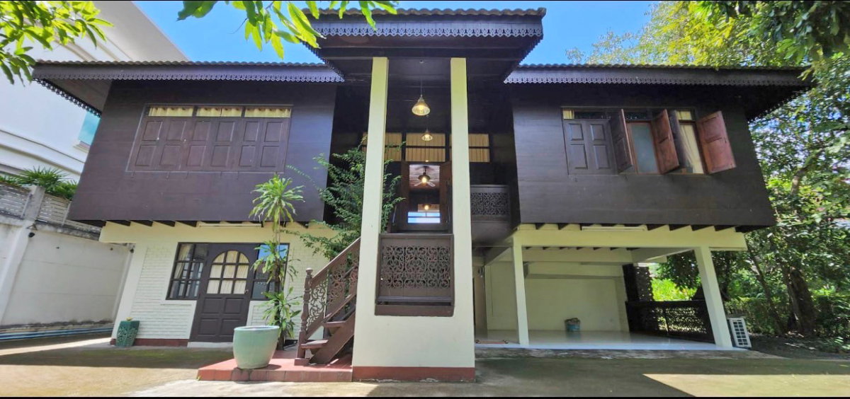 picture 2-Storey Detached House for Rent - 1/10
