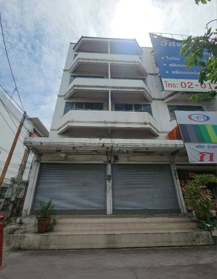 Urgent sale! Commercial building, 380 sq m, 32 sq wah, 2 adjoining units, 4 stories, on Kanchanaphisek Road, near The Mall Bang Khae.