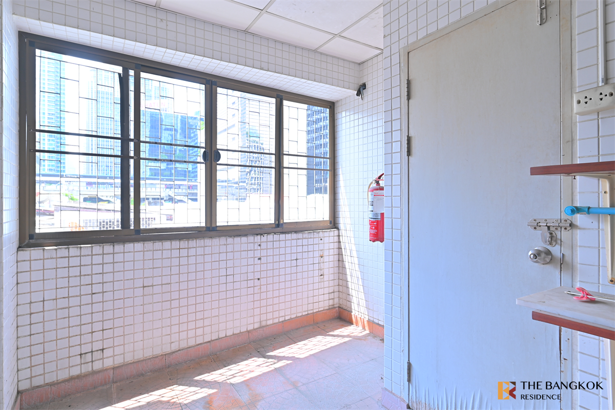 picture Pleonchit Terrace High-potential Location, Not as Expensive as You Think near BTS Phloen Chit - 2/10