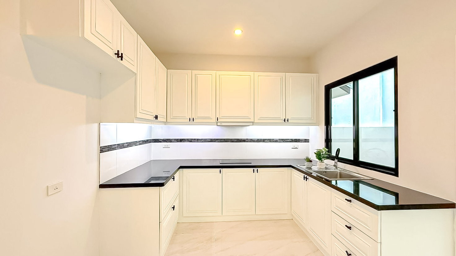 picture Luxury Pool Villa for Sale Thung Klom Tan Man East Pattaya - 3/12