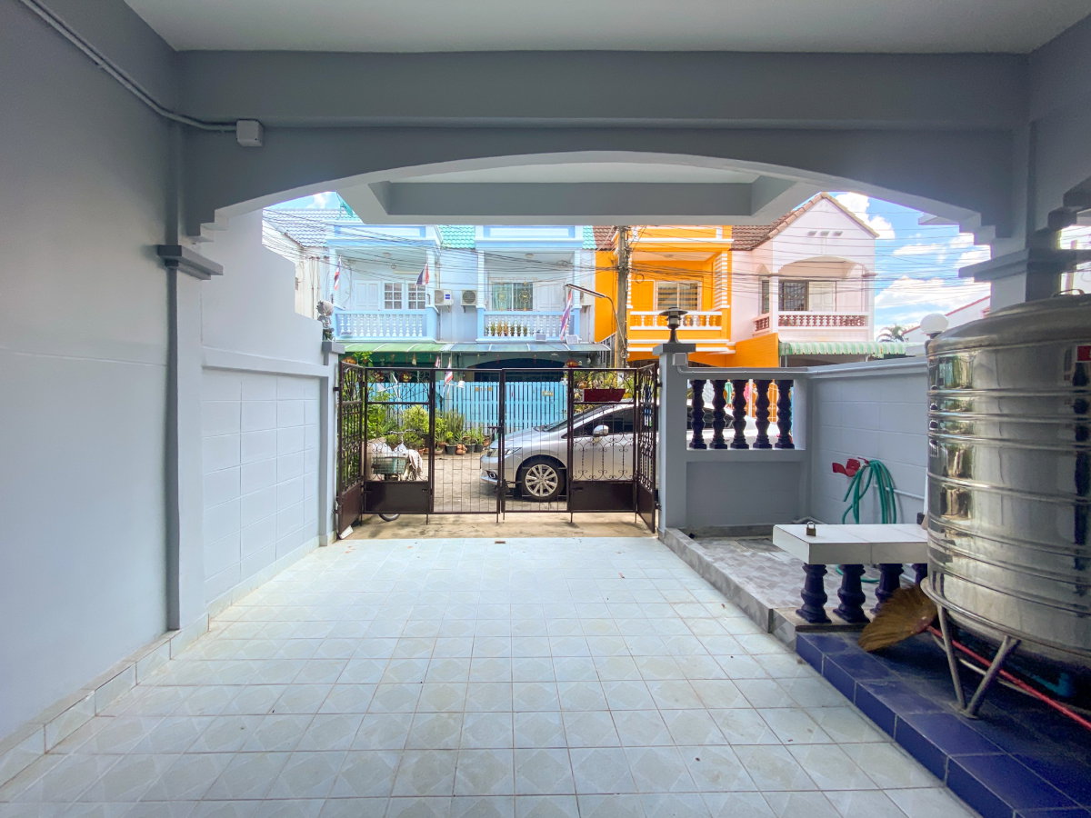 รูป ขายทาวน์เฮ้าส์ 2 ชั้น โชคชัย 4 ซอย 50 — ทำใหม่สีสวย พื้นที่ใช้สอยคุ้ม 140 ตร.ม. เพียง 3.2 ล้านบาท! - รูปที่ 3/37