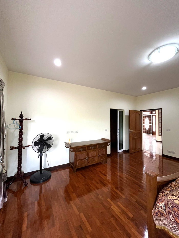 picture Spacious 2-Storey Detached House for Rent with Garden and Countryside Views - 20/30
