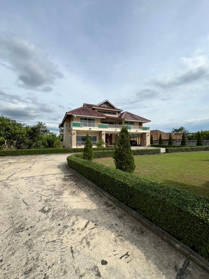 picture Spacious 2-Storey Detached House for Rent with Garden and Countryside Views - 1/30