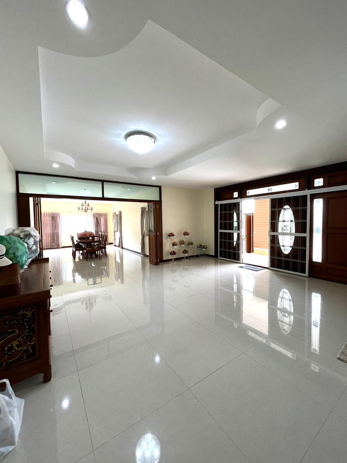 picture Spacious 2-Storey Detached House for Rent with Garden and Countryside Views - 24/30