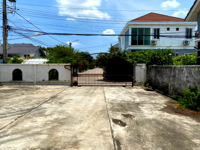 เช่าโรงงาน กรุงเทพมหานคร : ให้เช่า โกดังพร้มอบ้าน ทำเลสาย2-ซอย ศาลาธรรมสพน์ ที่ดินขนาดใหญ่ พื้นที่ใช้สอยเยอะ