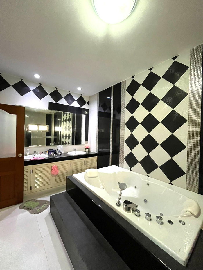 picture Spacious 2-Storey Detached House for Rent with Garden and Countryside Views - 17/30