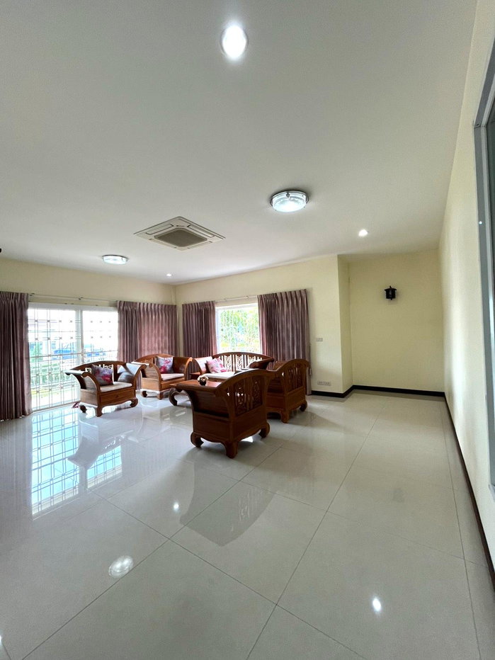 picture Spacious 2-Storey Detached House for Rent with Garden and Countryside Views - 7/30