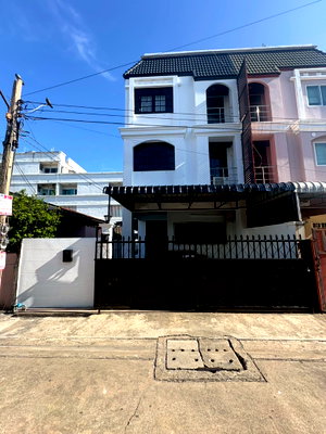 Townhouses for rent Bangkok : 3-Storey Townhouse for Rent Ratchada Niwet, Yaek 4, Beautiful home with a warm