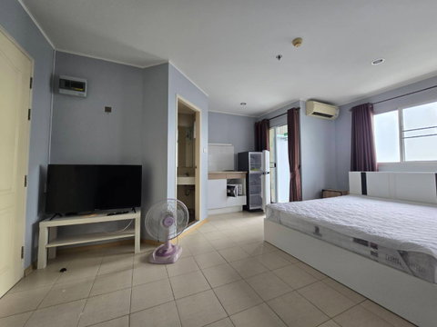 Lumpini Condo Town Ramindra-Nawamin condo for rent; lowest price 6,000 baht, located near Synphaet Hospital and just 550 meters from the skytrain.