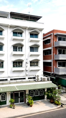 เช่าอาคารพาณิชย์ วิทยาลัยศิลปหัตถกรรมกรุงเทพ : อาคารพาณิชย์หัวมุม 5 ชั้น 2 คูหา 15นอน 15น้ำ MRT ลาดพร้าว 101 249ม. เดอะมอลล์ บางกะปิ 950ม. 40 ตร.ว. 640 ตร.ม. จอดรถ 3-4 คัน