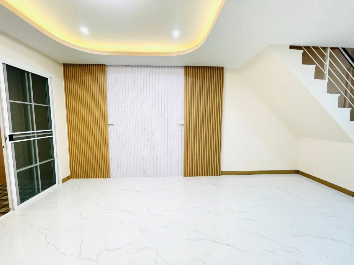 รูป 🔥 ขายทาวน์เฮ้าส์รีโนเวทใหม่ ✅ เสนาวิลล่า 84 แฮปปี้แลนด์ (Sena Villa 84 Happy Land) | ใกล้ MRT สายสีเหลือง สถานีบางกะปิ - รูปที่ 2/11