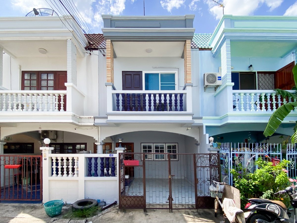 รูป ขายทาวน์เฮ้าส์ 2 ชั้น โชคชัย 4 ซอย 50 — ทำใหม่สีสวย พื้นที่ใช้สอยคุ้ม 140 ตร.ม. เพียง 3.2 ล้านบาท! - รูปที่ 1/37