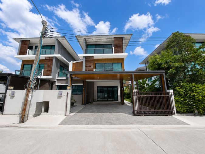 3-bed house for sale, 242 sqm, 51.2 sq wah, Supalai Essence Ladprao