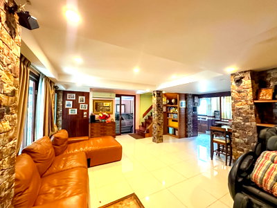 บ้านเดี่ยว บางละมุง ชลบุรี : Rustic Mediterranean Style House for Sale Near Jomtien Beach