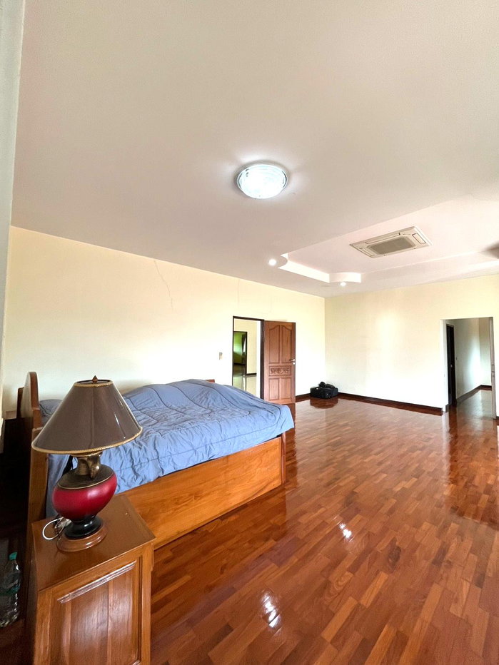 picture Spacious 2-Storey Detached House for Rent with Garden and Countryside Views - 12/30