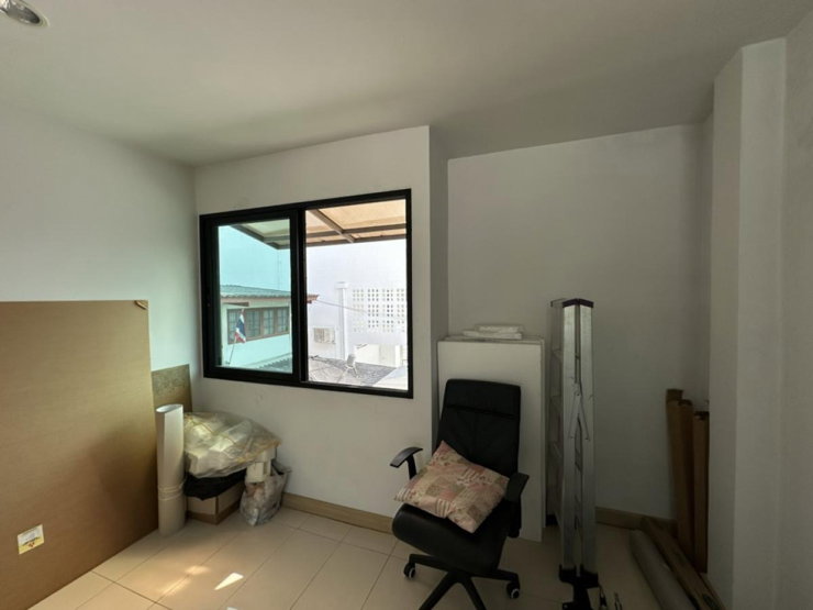 รูป ให้เช่า ทาวน์โฮม 3 ชั้น มีห้อง Studio หลังมุม ทำเลทอง ลาดพร้าว 18 แยก 4 🔥 | MRT 700 ม. | Home Office ได้ | - รูปที่ 13/23