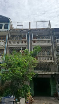 อาคารพาณิชย์ 2 ห้อง 3 ชั้นครึ่ง 72 ตรว. มีโกดังด้านหลัง