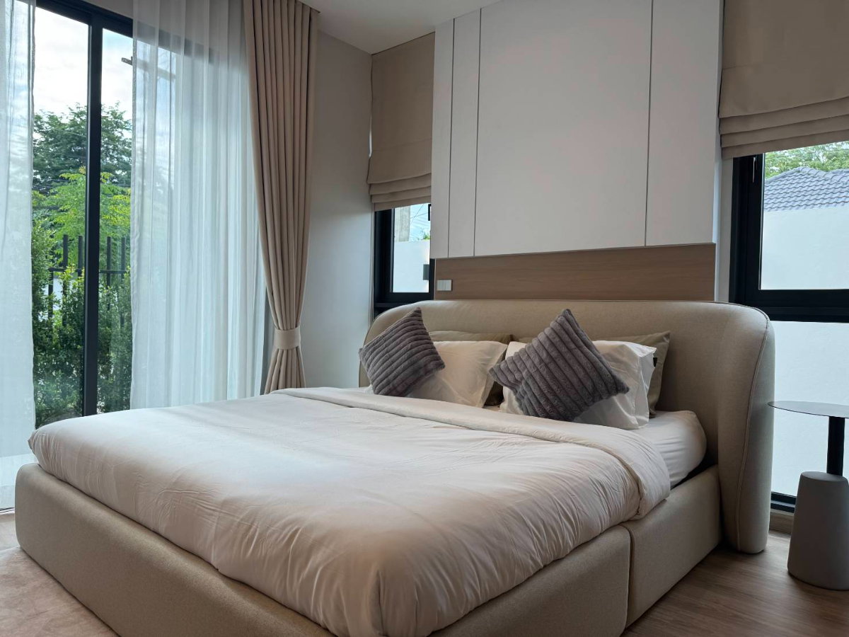 picture Luxury Modern Single-Storey Pool Villa for Sale - 10/21