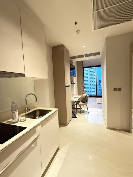 picture A045442 Ashton Silom - 6/8