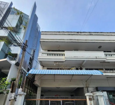  Near the entrance of Soi 90, shophouse for rent, Soi Suan Plu 9. Includes parking for 2 cars.