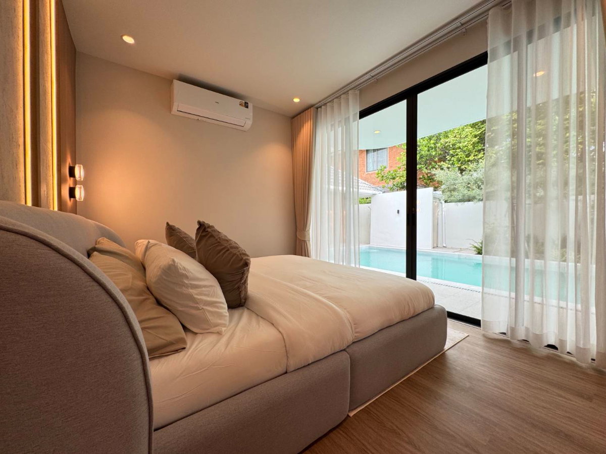 picture Luxury Modern Single-Storey Pool Villa for Sale - 13/21